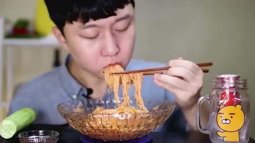 卖面小哥吃瓜,揭秘美食背后的故事