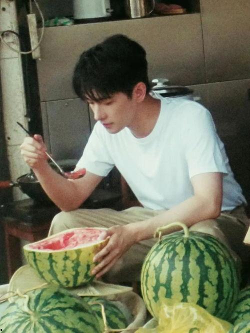 吃瓜青年真实照片高清,吃瓜青年真实风采瞬间